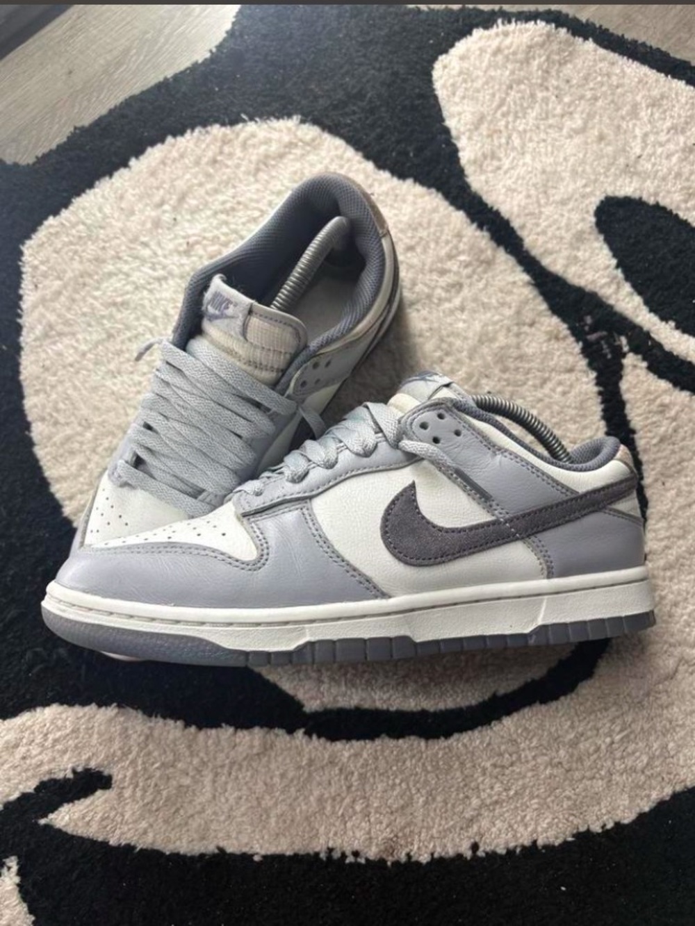 Nike Kids Low-Top Sneakers in Light Gray and White